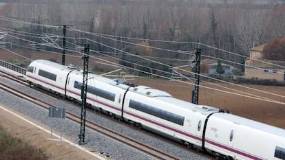 Un convoy de un tren de alta velocidad efect&uacute;a pruebas estos pasados d&iacute;as en la l&iacute;nea de Girona.