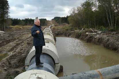 Victor Afanásiev, del Comité de la Naturaleza de Sajalín, muestra las obras de un gasoducto en construcción en la isla rusa.