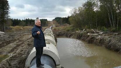 Victor Afanásiev, del Comité de la Naturaleza de Sajalín, muestra las obras de un gasoducto en construcción en la isla rusa.