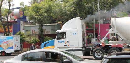 Un cami&oacute;n expulsa humo en la Ciudad de M&eacute;xico.