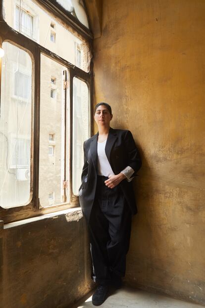 Lana Daher en una casa del barrio cristiano de Archafrieh donde vive y trabaja. Viste camiseta Abanderado, pantalón Y’s by Yohji Yamamoto, americana Hermés y zapatillas Adidas.