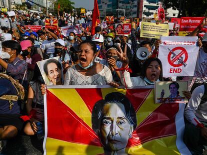 Un grupo de manifestantes contra el golpe de Estado, este lunes en Yangón.