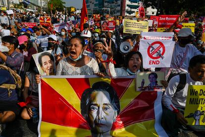 Un grupo de manifestantes contra el golpe de Estado, este lunes en Yangón.