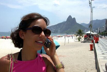 Una mujer habla por teléfono en la playa de Ipanema, en Río de Janeiro.