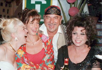 Espartaco Santoni celebra su cumplea?os junto a su esposa, Eva Medina; Marujita Diaz (derecha) y Bienvenida Prez (izquierda) en su local de Puerto Bans, Marbella. 3 de octubre de 1998.