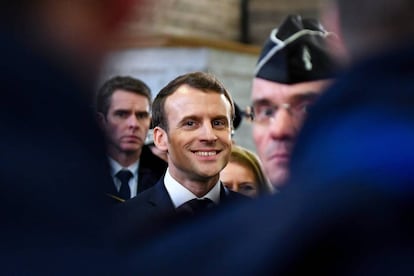 Macron promete redoblar la lucha contra la inmigración irregular en su visita a Calais.