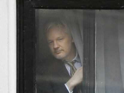 Julian Assange, fundador do Wikileaks, na embaixada do Equador em Londres em fevereiro.