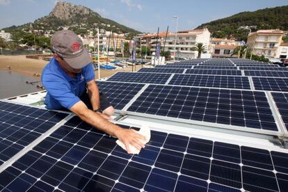 Shining up: the solar panels that supply the Club Naùtic Estartit water sports center in Girona with electricity.