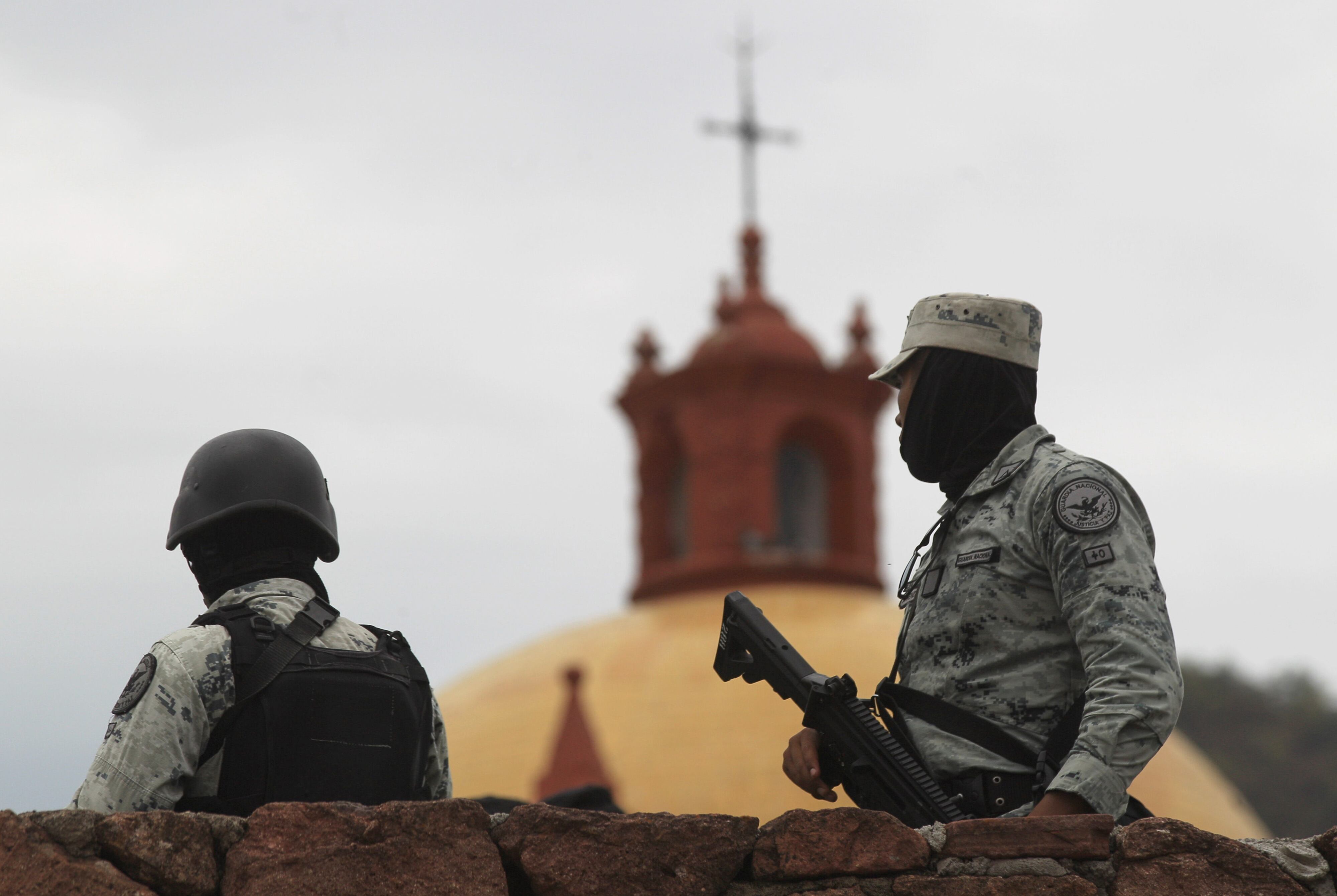 Miembros de la Guardia Nacional resguardan la iglesia San Francisco Javier donde asesinaron a dos sacerdotes jesuitas y un guía de turistas el 20 de junio de 2022, en el poblado de Cerocahui.