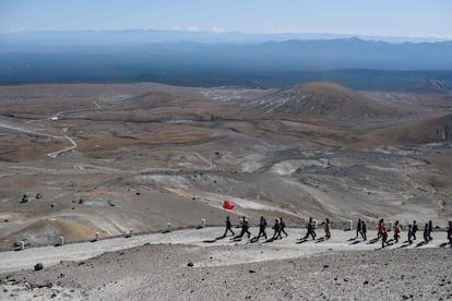 "Bem-vindo à Terra Santa da nossa revolução", é a frase com a qual o guia recebe visitantes. Segundo ele, Kim Jong-Il "nasceu em condições difíceis, não em uma casa luxuosa, mas em uma cabana de madeira", enquanto as temperaturas caíam para 40 graus Celsius abaixo de zero.