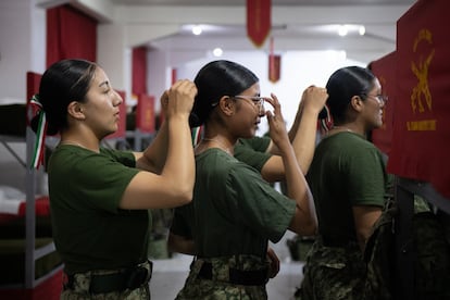 Elementos femeninos del Batallón de Infantería del Ejército Mexicano, se preparan en el Campo Militar número 1.