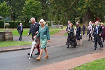 Carlos III y Camila Parker Bowles, el 9 de septiembre de 2021, en una visita a Dumfries House en Cumnock (Escocia, Reino Unido).
