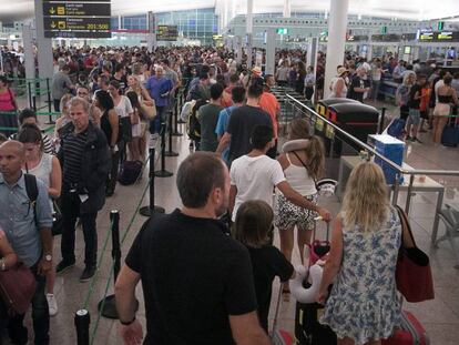 Colas en el control de seguridad de la Terminal 1 del Aeropuerto durante la jornada de huelga de los vigilantes de seguridad de la empresa Eulen.