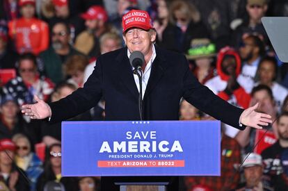 Donald Trump habla en un mitin en en Florence, Arizona