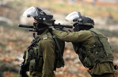 Fuerzas de seguridad israelíes hacen frente a la protesta palestina que tuvo lugar frente al campo de refugiados Jazlun.