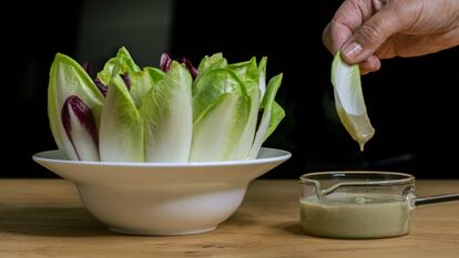 Endivias con salsa de cabrales, receta de Susi Díaz. Imagen proporcionada por el restaurante La Finca.