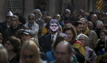 Un manifestant amb una careta de Puigdemont en una manifestació de suport a la seva investidura.