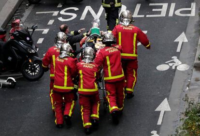 Bomberos trasladan a una persona herida por la explosión. La alcaldesa de París, Anne Hidalgo, confirmó en su cuenta de Twitter el fallecimiento de dos bomberos, a los que elogió por haber honrado el lema de su cuerpo: "Salvar o morir".