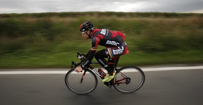 Cadel Evans entrena con su equipo un d&iacute;a antes del comienzo del Tour.