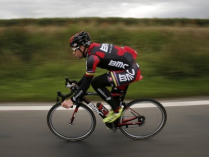 Cadel Evans entrena con su equipo un d&iacute;a antes del comienzo del Tour.