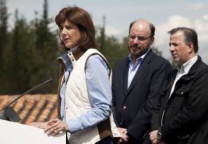 La canciller colombiana Mara Angela Holgun Cullar (i), participa en una rueda de prensa en Villa de Leyva (Colombia), en compa?a del secretario de Relaciones Exteriores de Mxico, Jos Antonio Meade Kuribre?a (d), y el ministro de Relaciones Exteriores de Chile, Alfredo Moreno Charme (c).