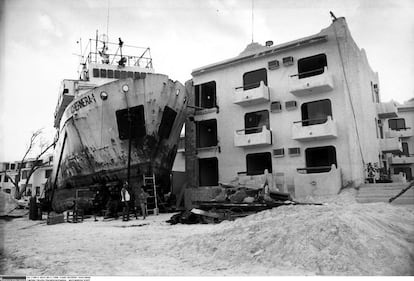 El barco Portachernera fue arrastrado por Gibert a las playas de Canc&uacute;n (M&eacute;xico) en noviembre de 1988.