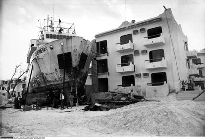 El barco Portachernera fue arrastrado por Gibert a las playas de Canc&uacute;n (M&eacute;xico) en noviembre de 1988.