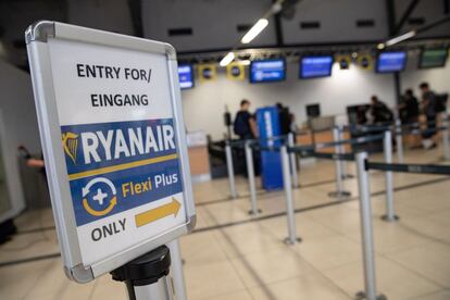 Mostradores de facturación de la aerolínea Ryanair durante la huelga de 24 horas convocada por los pilotos de Ryanair en el aeropuerto de Berlín (Alemania).