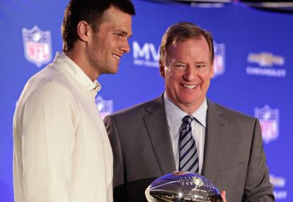 Tom Brady, con su premio como MVP.