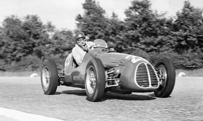 José Froilán González, piloto argentino de fórmula 1, al volante de su maserati en 1952.