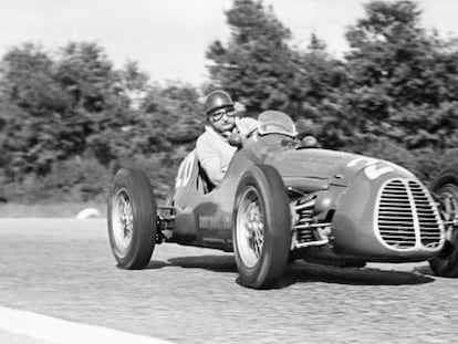 José Froilán González, piloto argentino de fórmula 1, al volante de su maserati en 1952.