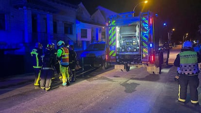 Bomberos y efectivos del Summa 112, en el chalet incendiado, en el número 62 de la calle Mayor de la localidad madrileña de Torres de la Alameda.