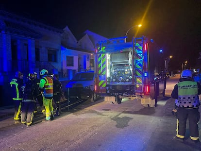 Bomberos y efectivos del Summa 112, en el chalet incendiado, en el número 62 de la calle Mayor de la localidad madrileña de Torres de la Alameda.