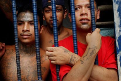 Jóvenes integrantes de una banda de delincuentes, tras las rejas de la cárcel guatemalteca de Escuintla.
