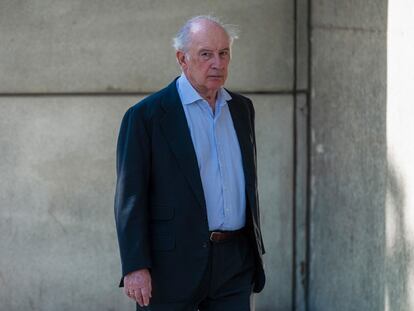 El expresidente de Bankia y exministro de Economía, Rodrigo Rato, a su llegada a la capilla ardiente del exministro del PP Josep Piqué