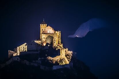 El castillo de Val&egrave;re, localizado en Sion, en el cant&oacute;n de Valais en Suiza, aparece iluminado con motivo de la celebraci&oacute;n del 200 aniversario de la membres&iacute;a en la Confederaci&oacute;n Suiza.