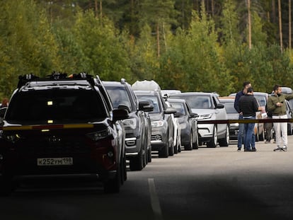 Caravana de coches en la frontera entre Rusia y Finlandia esperan este miércoles para entrar al país nórdico.