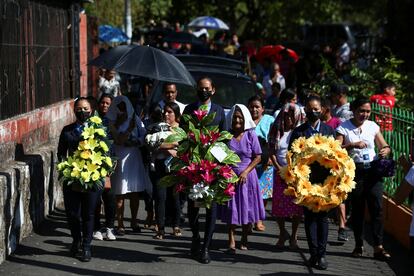 Los cuerpos de los siete salvadoreños fallecidos en el incendio llegaron a su país el 9 de abril. Las autoridades del país centroamericano consideran esta tragedia un "crimen de Estado" y han exigido se condene a los culpables. En la imagen, familiares de uno de los migrantes fallecidos en el incendio en Ciudad Juárez durante su velorio en el poblado de Nueva Trinidad (El Salvador).