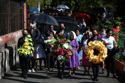 Los cuerpos de los siete salvadoreños fallecidos en el incendio llegaron a su país el 9 de abril. Las autoridades del país centroamericano consideran esta tragedia un "crimen de Estado" y han exigido se condene a los culpables. En la imagen, familiares de uno de los migrantes fallecidos en el incendio en Ciudad Juárez durante su velorio en el poblado de Nueva Trinidad (El Salvador). 