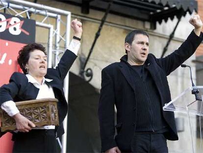 Itziar Aispurua, con las cenizas de su pareja, Jokin Gorostidi, junto a Arnaldo Otegi.