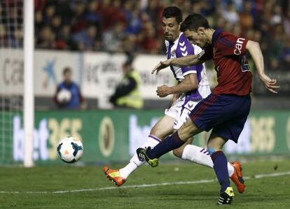 Roberto Torres remata a portería ante Rueda