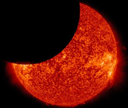 Imagen de la luna mintras se mueve entre el Observatorio de Dinmica Solar de la Nasa y el sol, dando al observatorio una vista parcial de un eclipse solar desde el espacio.