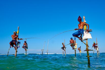 Un grupo de pescadores en la playa de Weligama, en el sureste de Sri Lnaka.