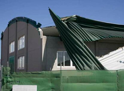 La cubierta del polideportivo del colegio Izquierdo, en Castellón, arrancada por el viento.