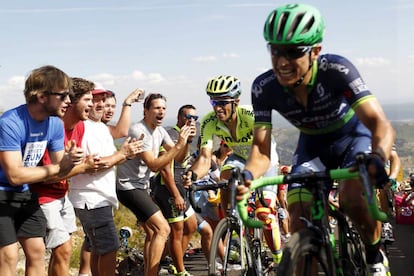  Esteban Ch&aacute;ves, perseguido por Contador, en los &uacute;ltimos metros del ascenso a La Camperona.