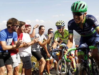  Esteban Ch&aacute;ves, perseguido por Contador, en los &uacute;ltimos metros del ascenso a La Camperona.