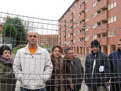 Un grupo de propietarios de la promoción París II. En el medio, Alma María Rayter.