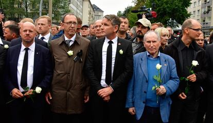 De izquierda a derecha con chaqueta negra y camisa blanca, Andreas Kalbitz y Björn Höcke (en el centro), destacados líderes del ala más radical de AfD durante una marcha en Chemnitz, en el este de Alemania, en 2018.