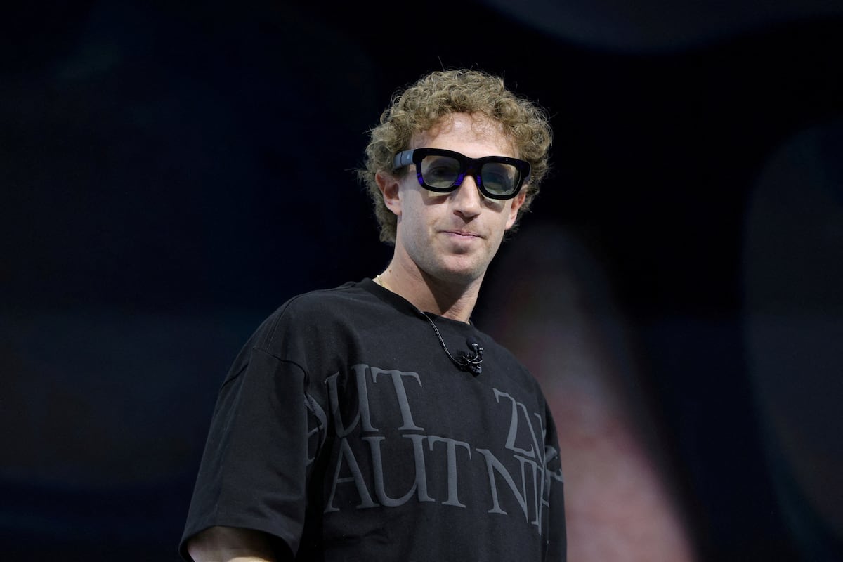 El CEO de Meta, Mark Zuckerberg, probándose unas gafas de realidad aumentada Orion.