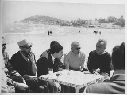 Carlos Barral y Gabriel Ferrater en Túnez en 1967.